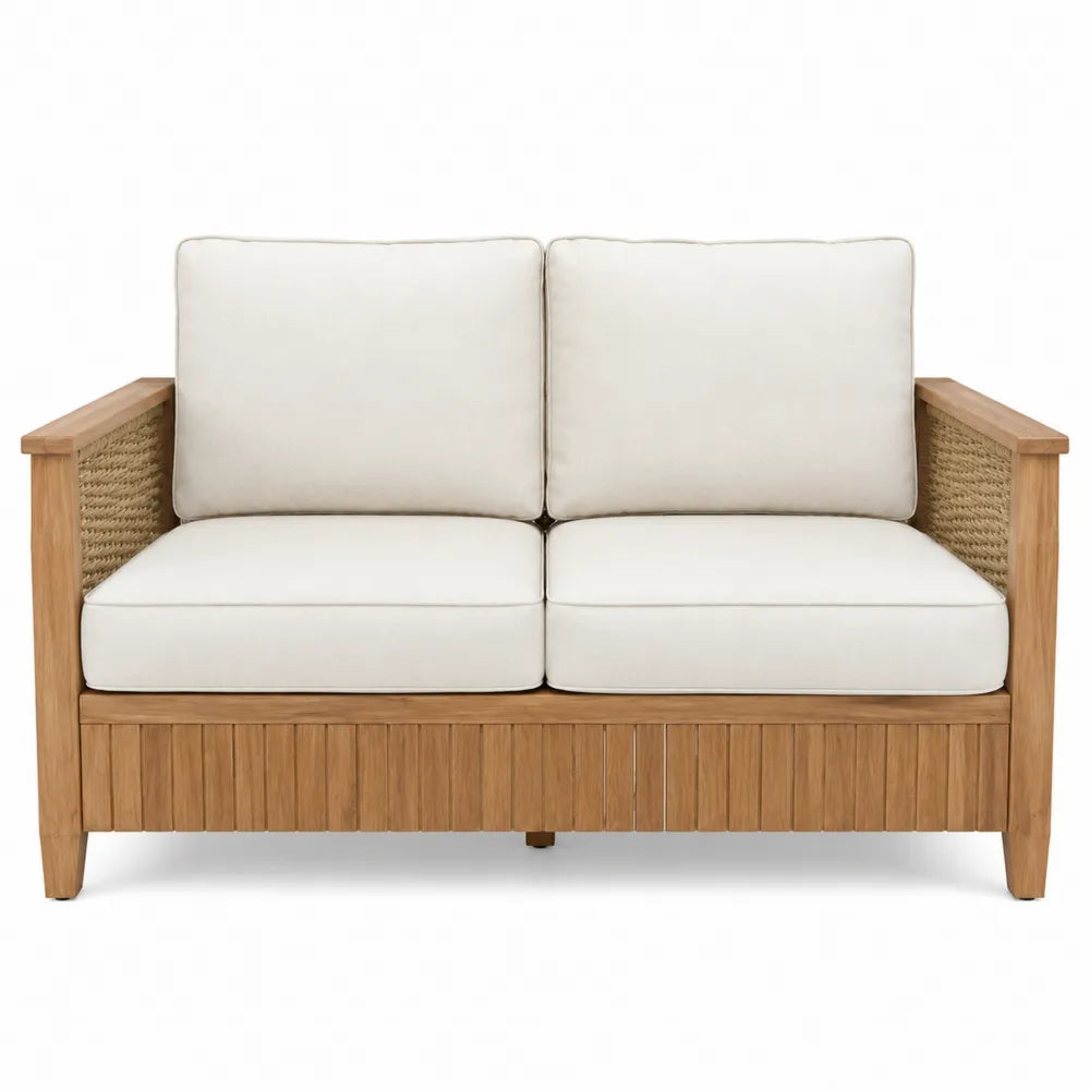 Sofá de exterior de dos plazas en beige con estructura de madera y paneles de ratán